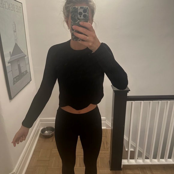 Scalloped edge black Babaton knit - Picture 3 of 3